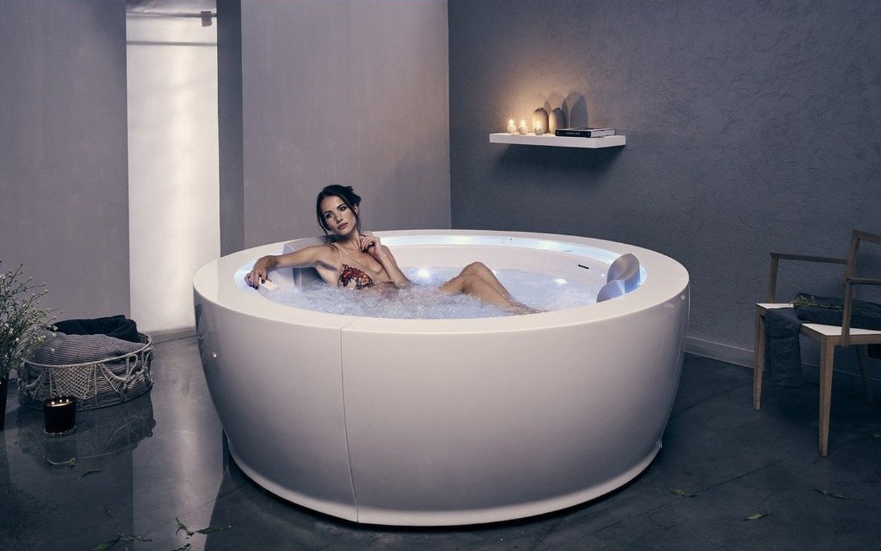 Aquatica Infinity R1 Heated Therapy Bathtub 08 1280 800